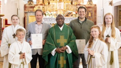 Die neuen Kommunionhelfer der Pfarrei Griesbach mit den Ministranten und Pfarrer Dr. Charles Ifemeje. (Bild: Stefan Köstler / Fotostudio Hummer)
