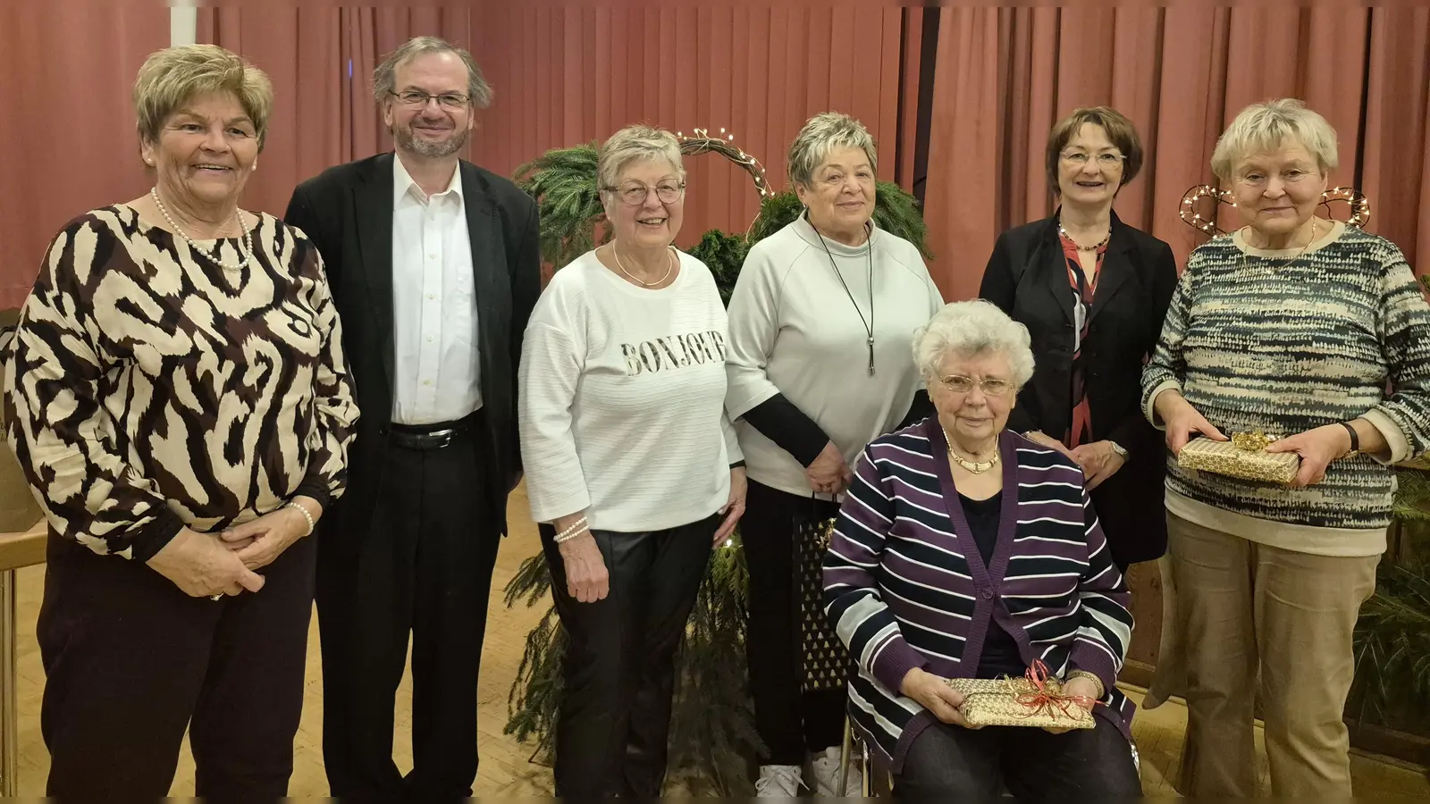 Das Vorstandsteam des Frauenbundes Pirk und Pfarrer Thomas Stohldreier ehrte Irene Österreicher (3. von rechts) für 50 Jahre Mitgliedschaft sowie Erika Schüller (rechts) für 25 Jahre. Zudem sprachen sie Gerlinde Reil (4. von links) ihren Dank für die Leitung der Kegelgruppe aus. (Bild: Sabine Voit)