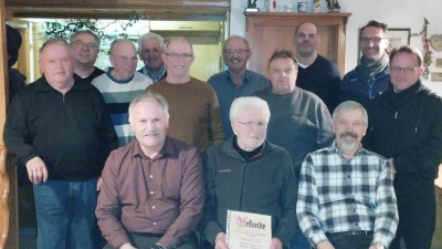 Die wiedergewählte Vorstandschaft mit Dekan Alexander Hösl (rechts) und dem Geehrten Johann Wittmann (vorne Mitte)  (Bild: Josef Kick)