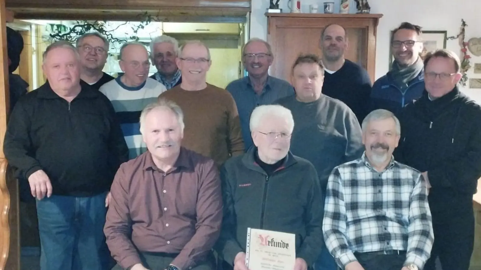 Die wiedergewählte Vorstandschaft mit Dekan Alexander Hösl (rechts) und dem Geehrten Johann Wittmann (vorne Mitte)  (Bild: Josef Kick)
