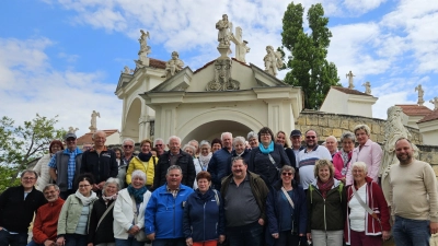 Die beiden Reiseleiter Anni König (3. Von rechts) und Alexander Hecht (rechts) mit der Reisegruppe Mütterverein / Kirchenchor vor dem Kalvarienberg der Basilika Frauenkirchen im Nordburgenland. (Bild: Alexander Hecht)