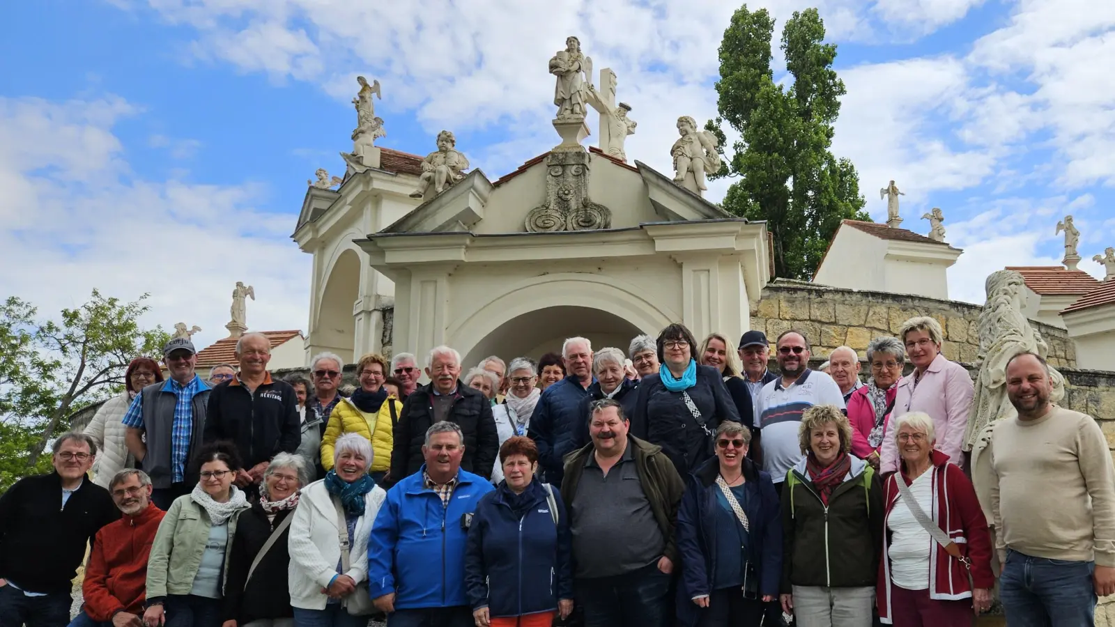 Die beiden Reiseleiter Anni König (3. Von rechts) und Alexander Hecht (rechts) mit der Reisegruppe Mütterverein / Kirchenchor vor dem Kalvarienberg der Basilika Frauenkirchen im Nordburgenland. (Bild: Alexander Hecht)