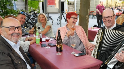Musiker Josef Koch ging mit seinem Akkordeon durch die Reihen und unterhielt die Gäste beim Winzerfest im Schwandorfer Spitalgarten.  (Bild: Rudolf Hirsch)