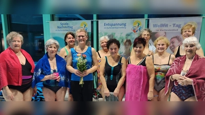 Vor 20 Jahren, im März 2005, startete der erste Aqua-Jogging-Kurs des Katholischen Frauenbundes. Zum Jubiläum bedankte man sich bei den Kursleiterinnen Michaela (im Bild mit Blumenstrauß) und Alexandra Grüter für die abwechslungsreiche Gestaltung. Hinten rechts die ehemalige Vorsitzende und Chef-Organisatorin Veronika Forster. (Bild: Veronika Forster)