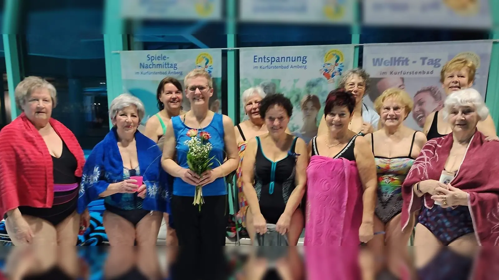 Vor 20 Jahren, im März 2005, startete der erste Aqua-Jogging-Kurs des Katholischen Frauenbundes. Zum Jubiläum bedankte man sich bei den Kursleiterinnen Michaela (im Bild mit Blumenstrauß) und Alexandra Grüter für die abwechslungsreiche Gestaltung. Hinten rechts die ehemalige Vorsitzende und Chef-Organisatorin Veronika Forster. (Bild: Veronika Forster)