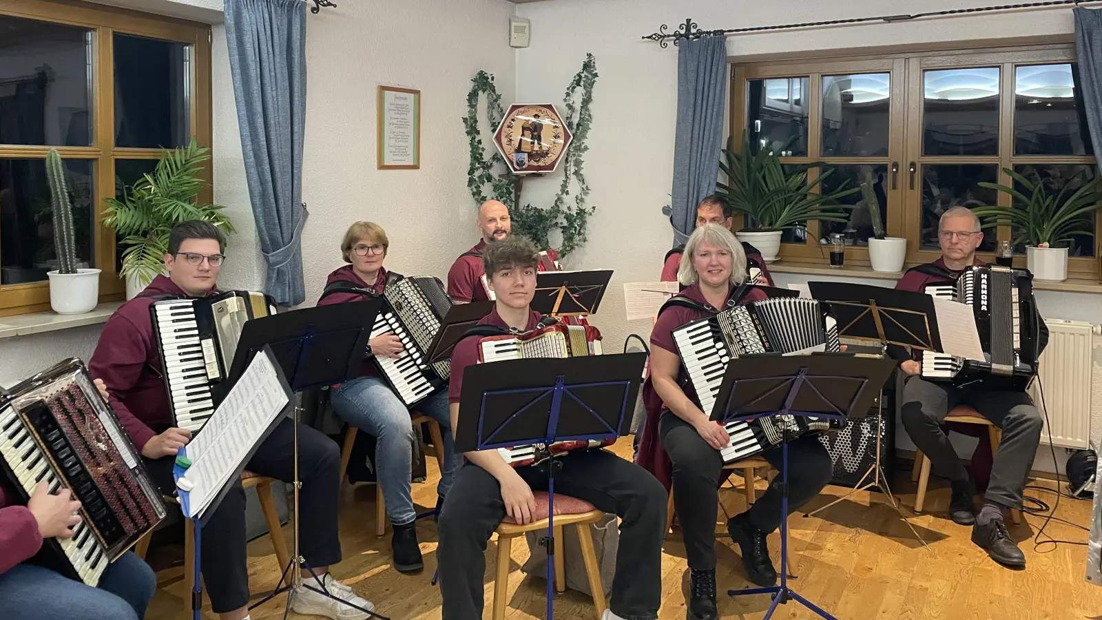 Ehrung OB Jens Meyer mit Akkordeonorchester  (Bild: Karin Vierling)