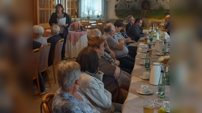 Referentin Marianne Schieder und Teilnehmer (Bild: Fritz Lindmeier)
