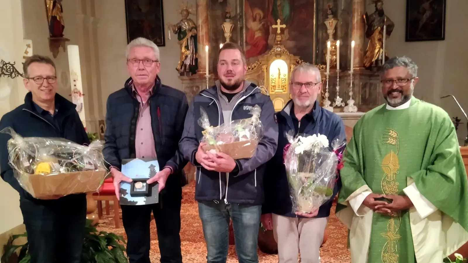 Beim „Ehrenamt-Dank-Abend” der Pfarrei Michldorf überreichte Pfarrer Jo Jovilla Kurian (1.v.r.) an Helmut Ermer (2.v.l.) eine Auszeichnung der Diözese, der langjährige Chorleiter Fabian Holzgartner (3.v.r.) wurde verabschiedet. Für die Pfarrei überreichten Pfarrgemeinderatssprecher Georg Hammer (1.v.l.) und Kirchenpfleger Alfons Stangl (2.v.r.) Präsente. (Bild: Albert Gruber)