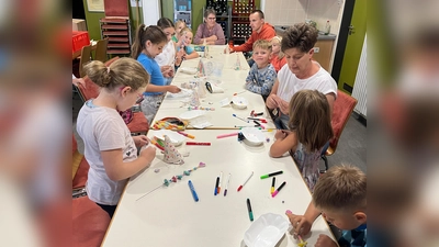 Die Kinder basteln fleißig Deko für den Garten (Bild: Georg Janner)