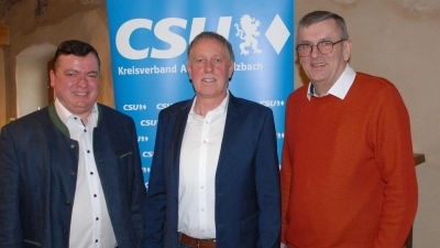 Zum Kaffeeklatsch ihrer Bürgerinformation servierte die CSU Schmidmühlen viel Wissenswertes zur künftigen Gestaltung des Marktes Schmidmühlen. V. li. CSU-Fraktionssprecher Johann Edenharter, 2. Bürgermeister Mathias Huger und Bürgermeisterkandidat sowie Bürgermeister Peter Braun.  (Bild: Josef Popp)