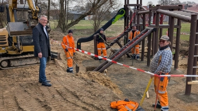 Franz Stahl mit der Kollegin und den Kollegen des Bauhofs auf dem Spielplatz in Wondreb. (Bild: Nico Wiesend)
