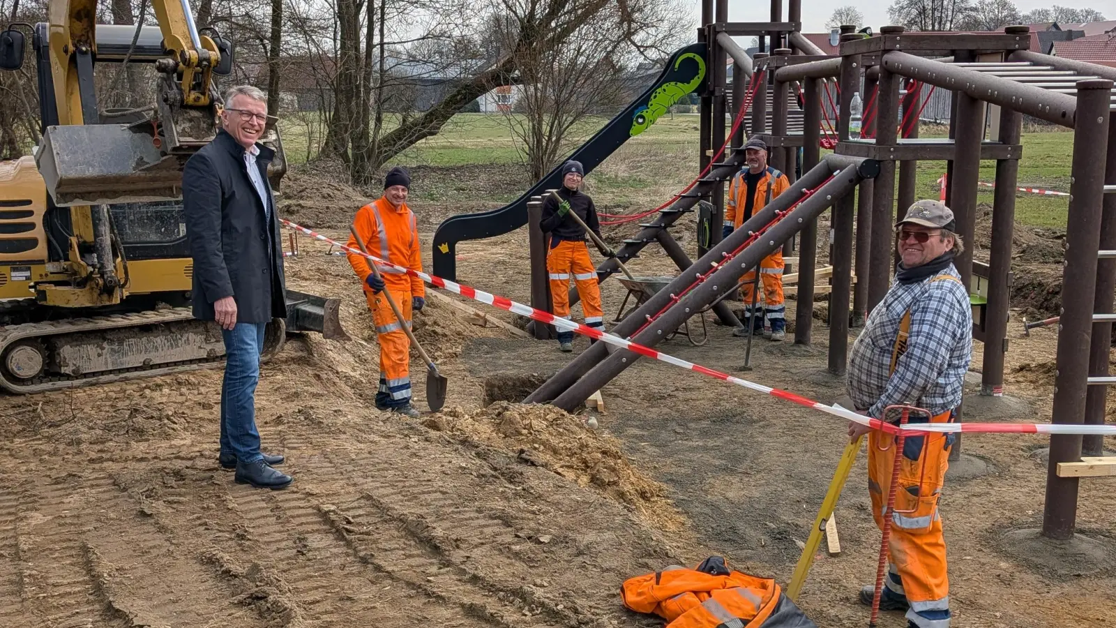 Franz Stahl mit der Kollegin und den Kollegen des Bauhofs auf dem Spielplatz in Wondreb. (Bild: Nico Wiesend)