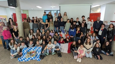Die Teilnehmerinnen und Teilnehmer des Schüleraustausch beim Gruppenfoto mit ihren Lehrkräften und dem Landrat. (Bild: Tobias Neubert)