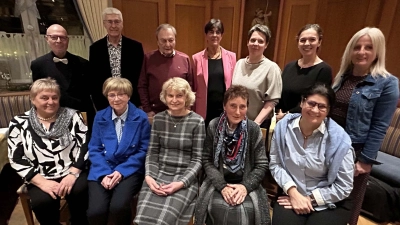 Reihe hinten von links nach rechts: Hauk Martin, Pöhnl Karlheinz, Zöllner Josef, Schroll Ursula, Zeus Tanja, Münchmeier Kerstin, Graser Sabine. Reihe vorne von links nach rechts: Leser Ingrid, Sperber Renate, Weiß Anna, Mayerhöfer Gabi, Dick Inge. (Bild: Sabine Graser)