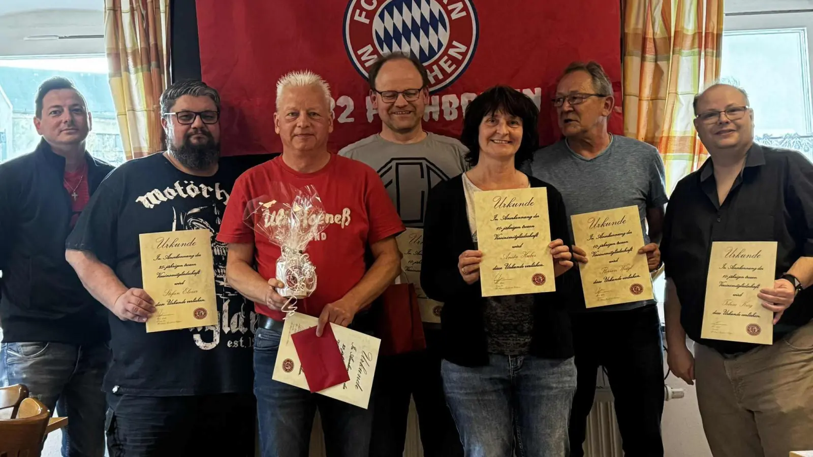 FCB02: Beim FC Bayern Fanclub 1982 Pechbrunn gab einige Jubilare zu ehren.<br>Von links: 2. Vorstand Michael Meister, Stefan Elsner, Ralph Geilert für 25 Jahre; Armin und Anita Huber, Florian Weigl, Tobias Krög für 10 Jahre (Bild: Michael Meier )