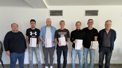 Langjährige Funktionäre zeichnete der Tischtennisbezirk Oberpfalz Nord beim Bezirkstag in Altenstadt aus. Das Bild zeigt (v.l.n.r.) BTTV Vizepräsident Finanzen Wolfgang Popp, Simon Bauer, Christoph Stingl, Markus Schäffler, Andreas Wegmann, Roland Riedl und Bezirksvorsitzenden Günter Bauer. (Bild: Günter Bauer)