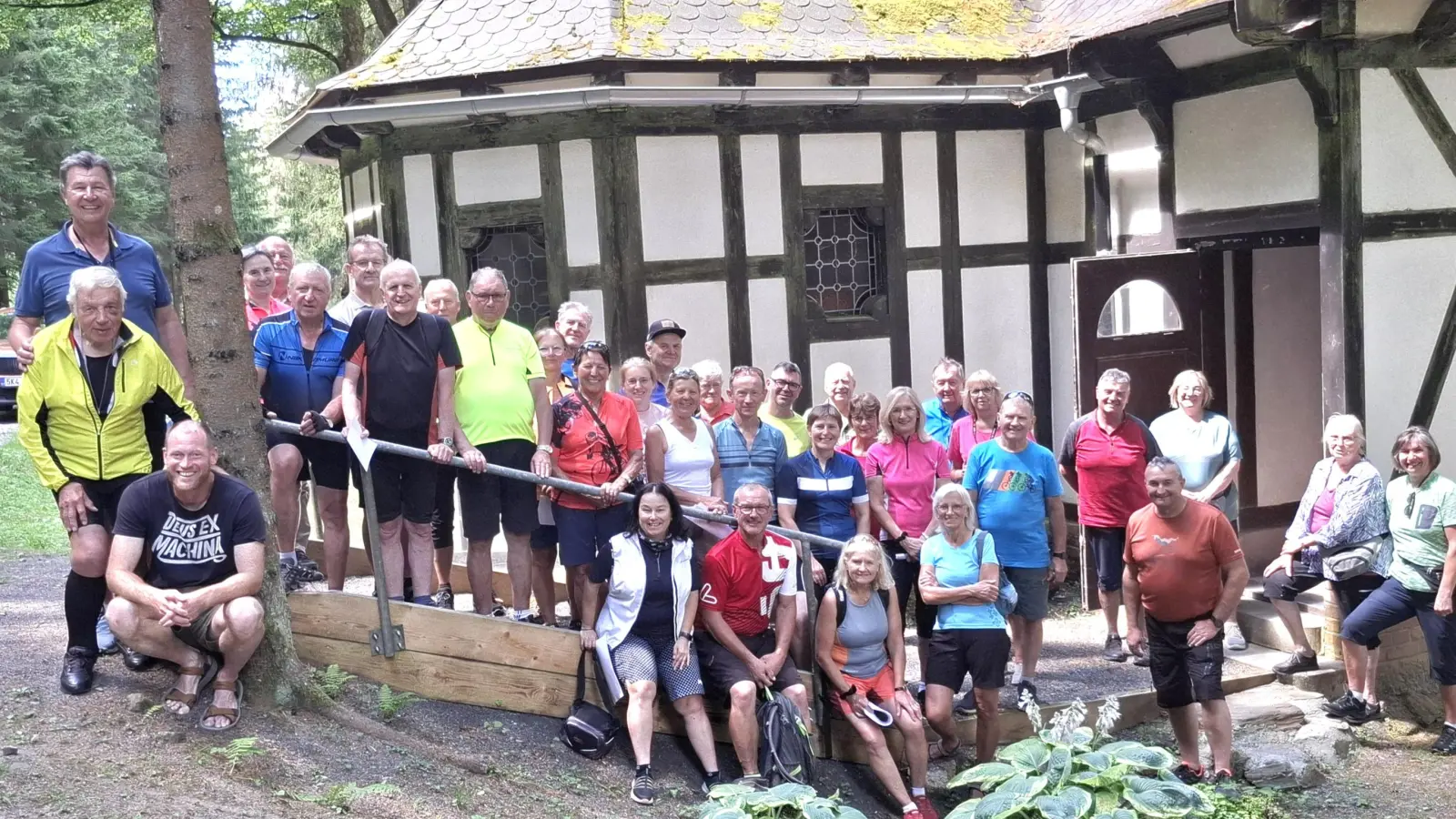 Gruppenfoto mit Wolfgang Übelacker und Pfarrer Libor Bucek aus Eger. (Bild: Manfred Zölch)