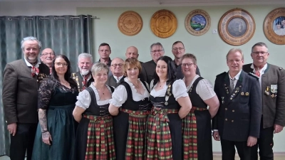 Vorstandschaft der Burgschützen Trausnitz von li. nach re. 1. Reihe: Monika Horoszak, Heike Kraus, Tanja Fischer, Franziska Wolf, Karina Schober.1. Gauschützenmeister Ketzler Klaus<br>2. Reihe: Ludwig Kraus, Rudolf Runge, Meier Peter, Andreas Dirschedl, Günter Scharf, Armin Bauer, Matthias Dirschedl, Martin Wolf. (Bild: Angelika Stahl)