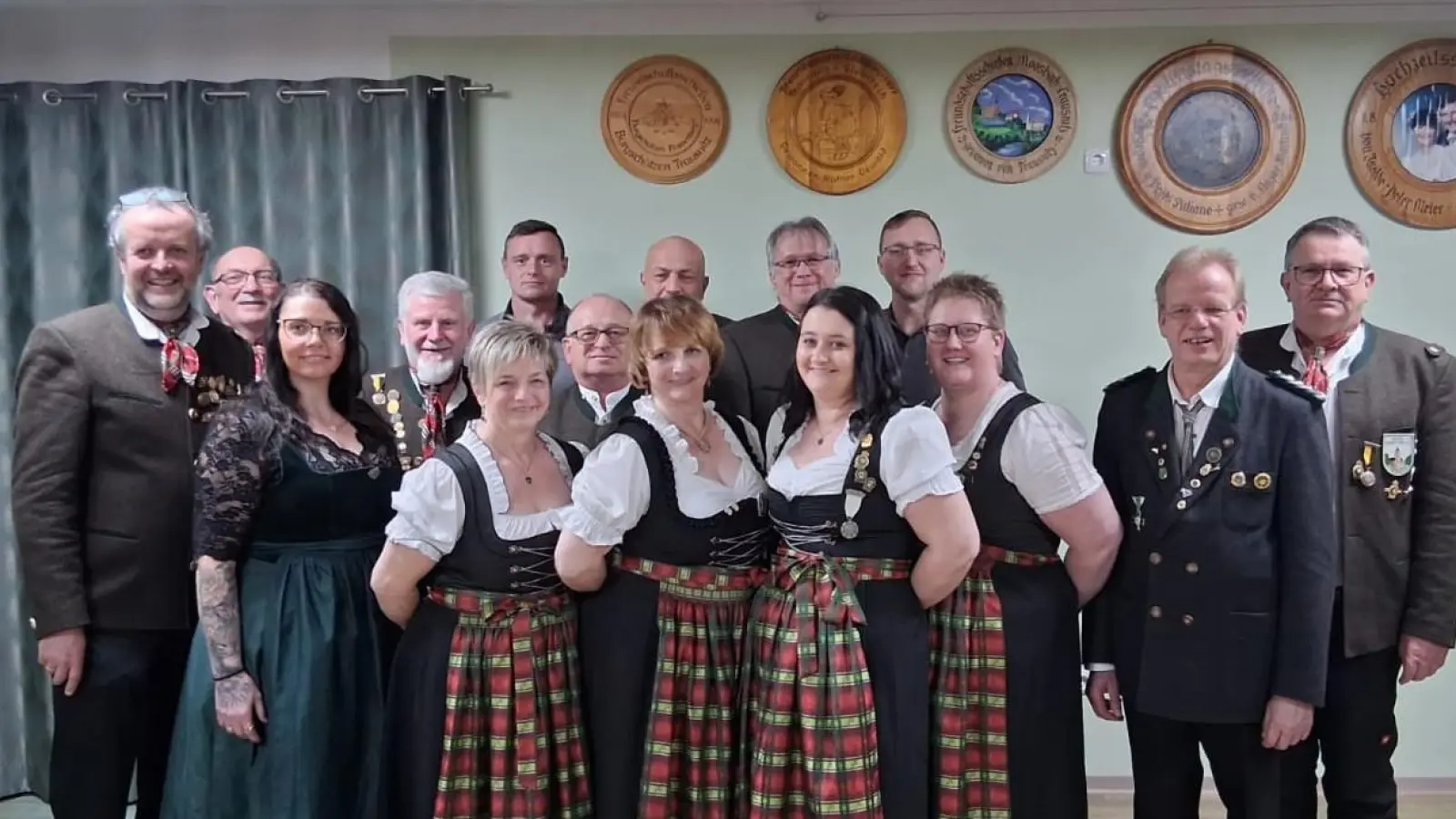 Vorstandschaft der Burgschützen Trausnitz von li. nach re. 1. Reihe: Monika Horoszak, Heike Kraus, Tanja Fischer, Franziska Wolf, Karina Schober.1. Gauschützenmeister Ketzler Klaus<br>2. Reihe: Ludwig Kraus, Rudolf Runge, Meier Peter, Andreas Dirschedl, Günter Scharf, Armin Bauer, Matthias Dirschedl, Martin Wolf. (Bild: Angelika Stahl)