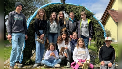 Ministranten von Neuzirkendorf vor dem Osterbrunnen (Bild: Nicole Schusser-Schindler)