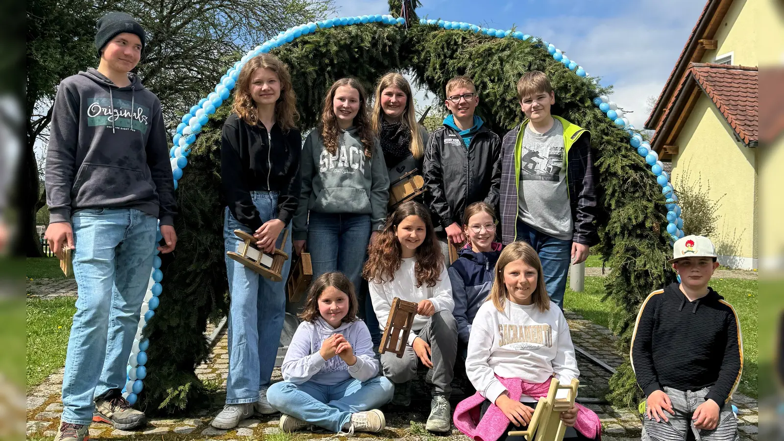 Ministranten von Neuzirkendorf vor dem Osterbrunnen (Bild: Nicole Schusser-Schindler)