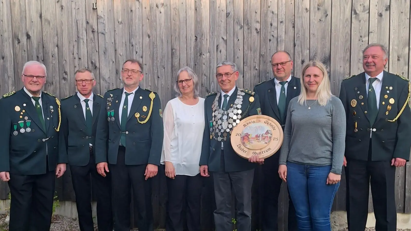 von links: Dieter Kill, Wolfgang König, Martin König, Schützenliesl Ingrid König, Schützenkönig Guntram Lauber, 1. Schützenmeister Martin Zenker, Cornelia Kreuzer, Hermann Pelka (Bild: Regina Kraitzek)
