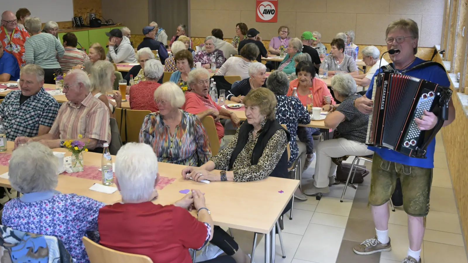 Die Gäste im Wilfried-Neuber-Zimmer, Mehrgenerationentreff, Am Sandradl 20 in Oberviechtach, mit Musiker Alfons Margraf. (Bild: Michael Welnhofer)