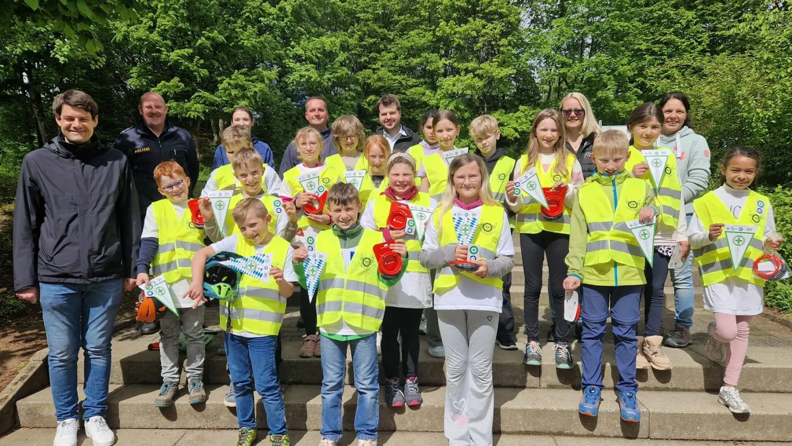 Die 4.Klasse der Grundschule Königstein legte erfolgreich ihre Fahrradprüfung ab. (Bild: Heidi  Kurz)