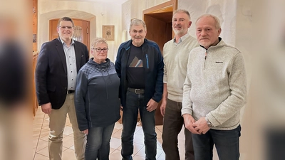 Das neu gewählte Team des VdK mit Kreisgeschäftsführer Bernd Steinkirchner (links). (Bild: Lena Borowski/exb)