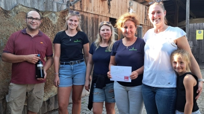 SPD Fraktionssprecher Michael Gradl (links) und stellvertre-tende SPD-Vorsitzende Anna Heigl übergeben aus dem Erlös des Poppenrichter Dorfflohmarktes eine Spende an die Organisatoren der Rehkitzrettung Amberg-Sulzbach e.V. Susanne (zweite von rechts) und Selina (zweite von links) Kunisch und Melanie Grab (Mitte). (Bild: Waltraud Lobenhofer)