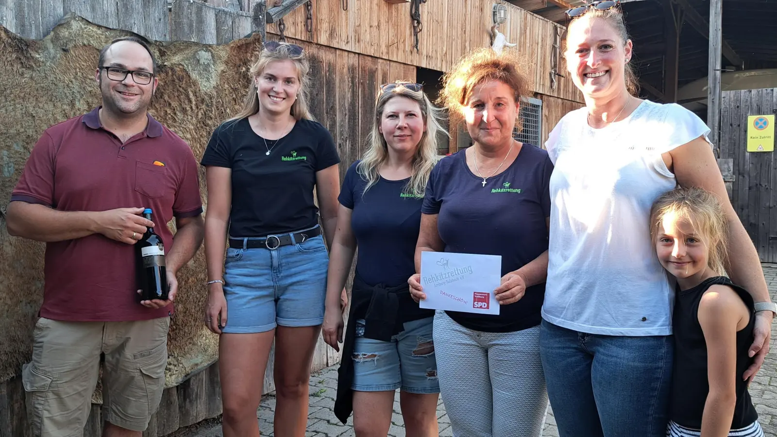 SPD Fraktionssprecher Michael Gradl (links) und stellvertre-tende SPD-Vorsitzende Anna Heigl übergeben aus dem Erlös des Poppenrichter Dorfflohmarktes eine Spende an die Organisatoren der Rehkitzrettung Amberg-Sulzbach e.V. Susanne (zweite von rechts) und Selina (zweite von links) Kunisch und Melanie Grab (Mitte). (Bild: Waltraud Lobenhofer)