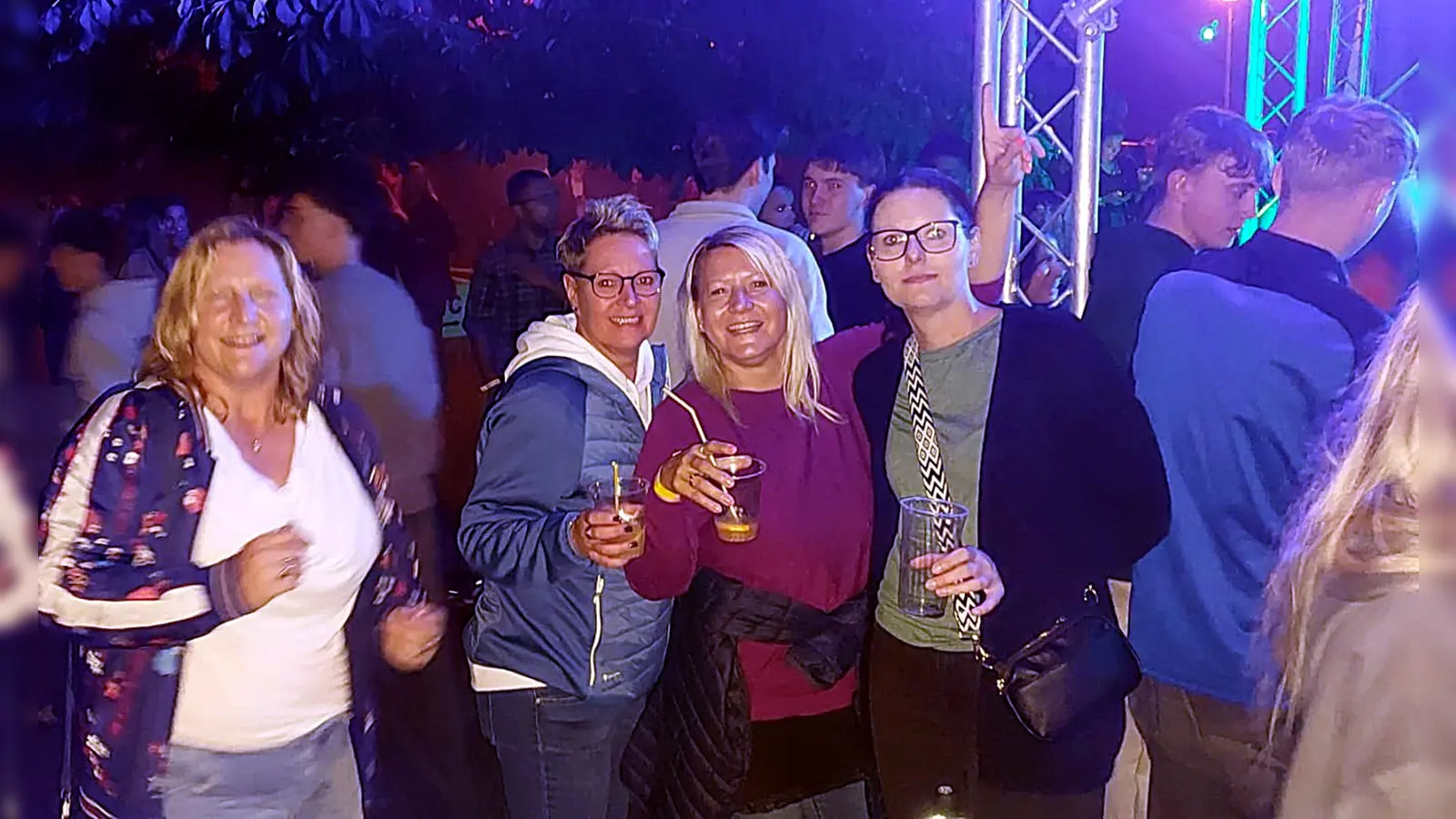 Lichter, Sand und Beats: Die 9. Beachparty der SpVgg Schirmitz verwandelte das Osttor-Gelände in eine karibisch bunte Partynacht. (Bild: Reinhard Kreuzer)