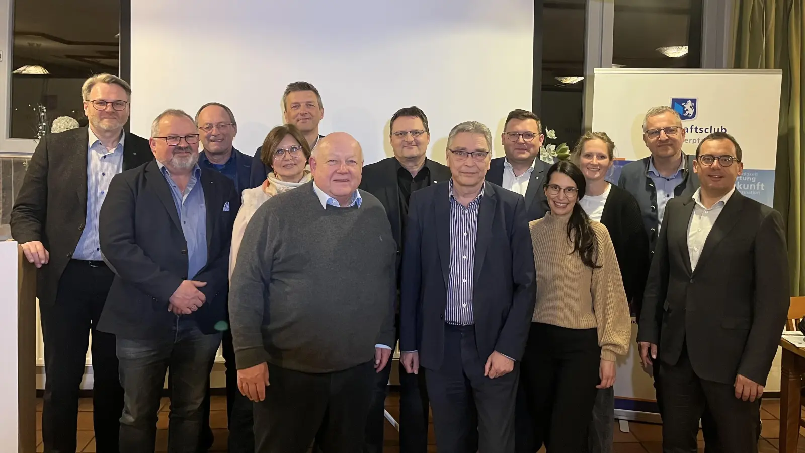 Die Führungsebene des Wirtschaftsclubs Nordoberpfalz mit dem neuen Präsidenten Günther Kamm (erste Reihe, Dritter von rechts).  (Bild: Viola Vogelsang-Reichl)