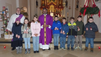 Die zukünftigen Kommunionkinder mit Diakon Ulrich Wabra und Pater Jo (von links). (Bild: Sieglinde Schärtl)