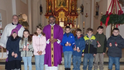 Die zukünftigen Kommunionkinder mit Diakon Ulrich Wabra und Pater Jo (von links). (Bild: Sieglinde Schärtl)