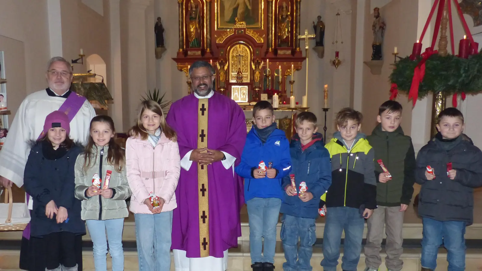 Die zukünftigen Kommunionkinder mit Diakon Ulrich Wabra und Pater Jo (von links). (Bild: Sieglinde Schärtl)