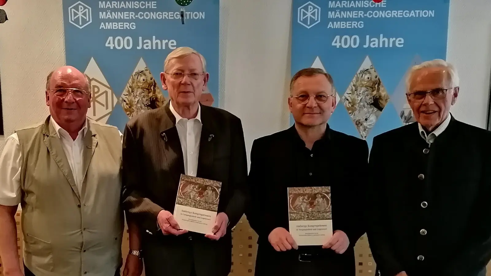 Präsentation des Jubiläumsbuches; Präfekt Michael Koller dankte den Autoren Dr. Johannes Laschinger und Zentralpräses Regionaldekan Markus Brunner, sowie für Satz-Layout-Gestaltung Verantwortlichen Ehrensodale Franz Meier für das wunderschön gelungene Werk für die Nachwelt.  (Bild: Rita Meier)