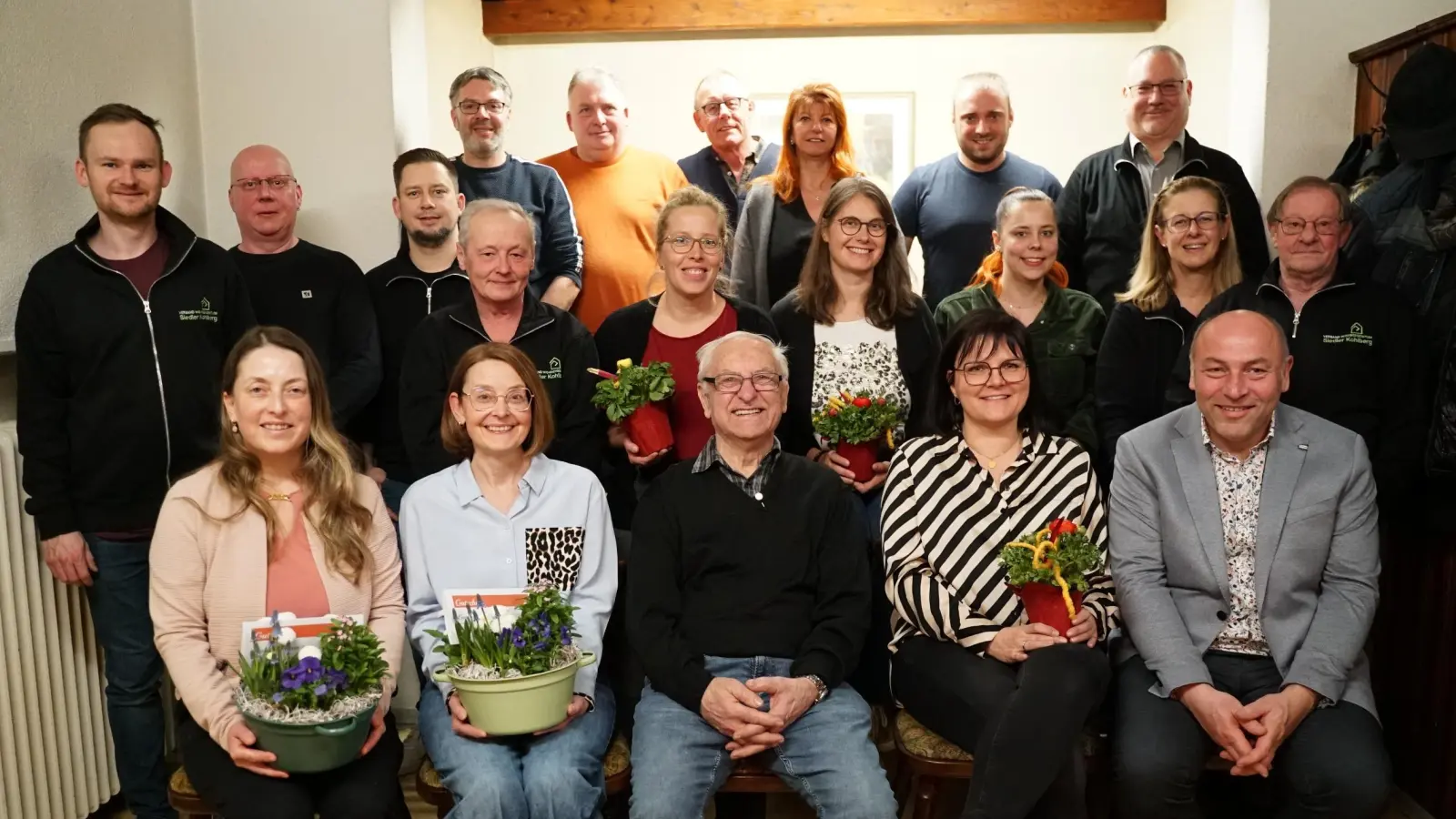 Die geehrten Mitglieder und neu gewählte Vorstandschaft mit der Vorsitzenden Alexandra Kurz (2. Reihe, 2. von rechts). (Bild: Adrian Zimmermann)