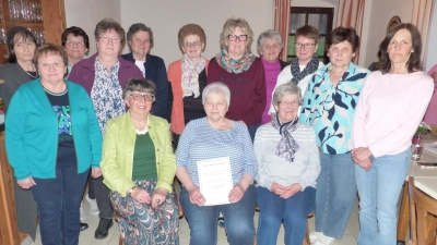 Die geehrten Mitglieder der Frauengruppe mit Vorsitzender Manuela Weißenburger (rechts stehend), Gründungsvorsitzende Sieglinde Schärtl (links sitzend) und Ehrenmitglied Silvia Messer (rechts daneben.) (Bild: Anton Kappl)