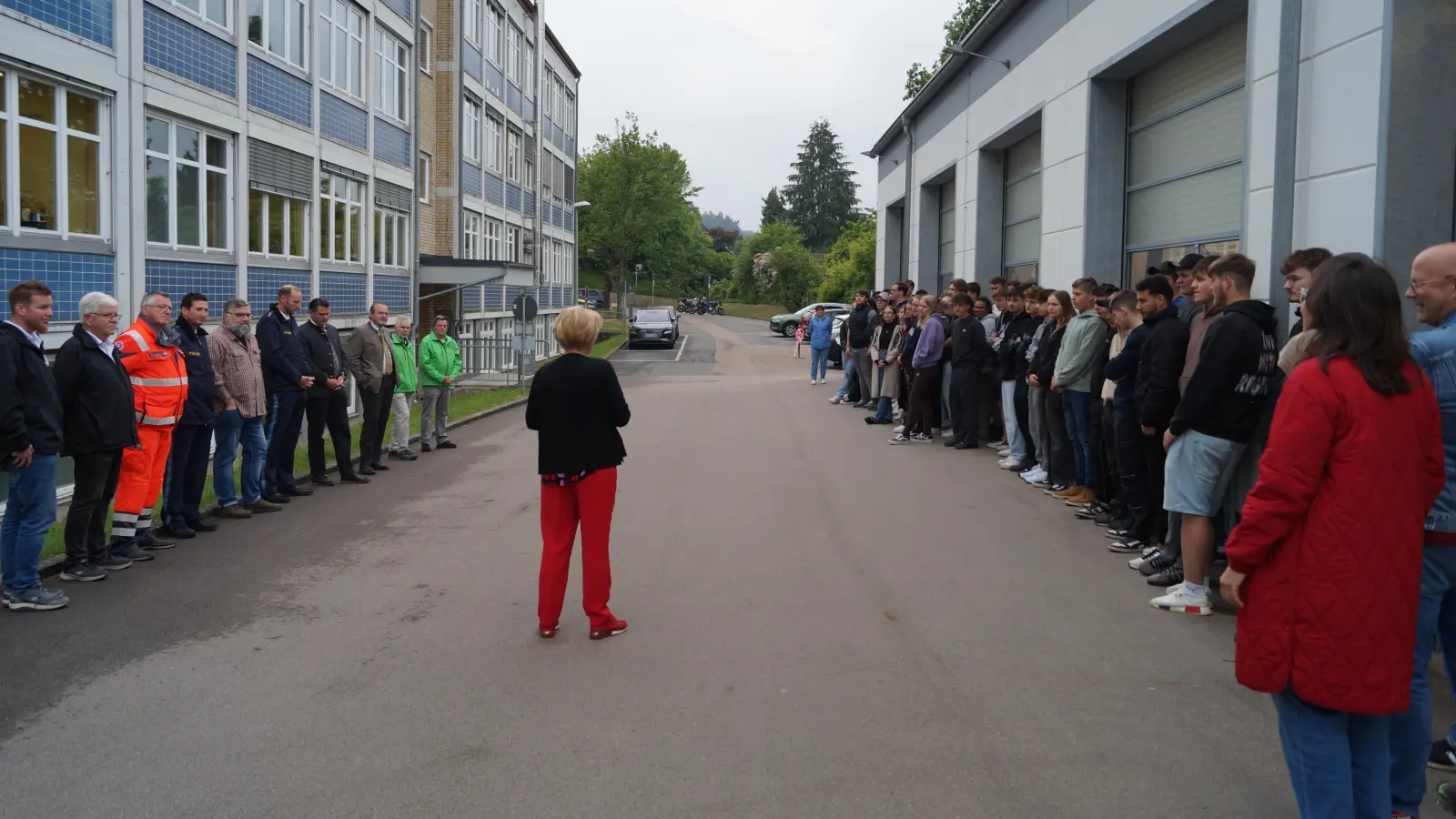 Frau Pimmer begrüßt die Ehrengäste, Schüler und Lehrkräfte  (Bild: Uli Süßmann)