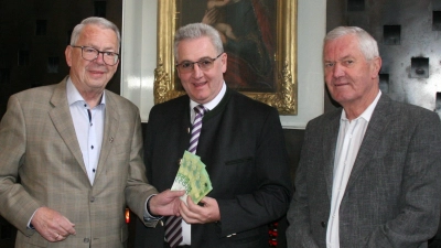 Vorsitzender Karl Beer (links) und sein Stellvertreter Siegfried Grasser (rechts) überreichten Pfarrer Hannes Lorenz die Geldspende. (Bild: Petra Beer-Dausch)