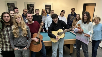 Musikalische Bereicherung für die FOS/BOS Weiden: Der Elternbeirat übergibt zwei Gitarren und eine Ukulele an die Schüler. (Bild: Silke Winkler)