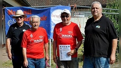 Die erfolgreichen Teams des BVS Weiden bei der Bezirksmeisterschaft in Kemnath: (von links) Bezirkssportwart Josef Pohl, Hans Gilch und Karl Voit und rechts Bezirksfachwart Günter Herbolsheimer feierten den Doublette – Bezirksmeister. (Bild: Reinhard Kreuzer)