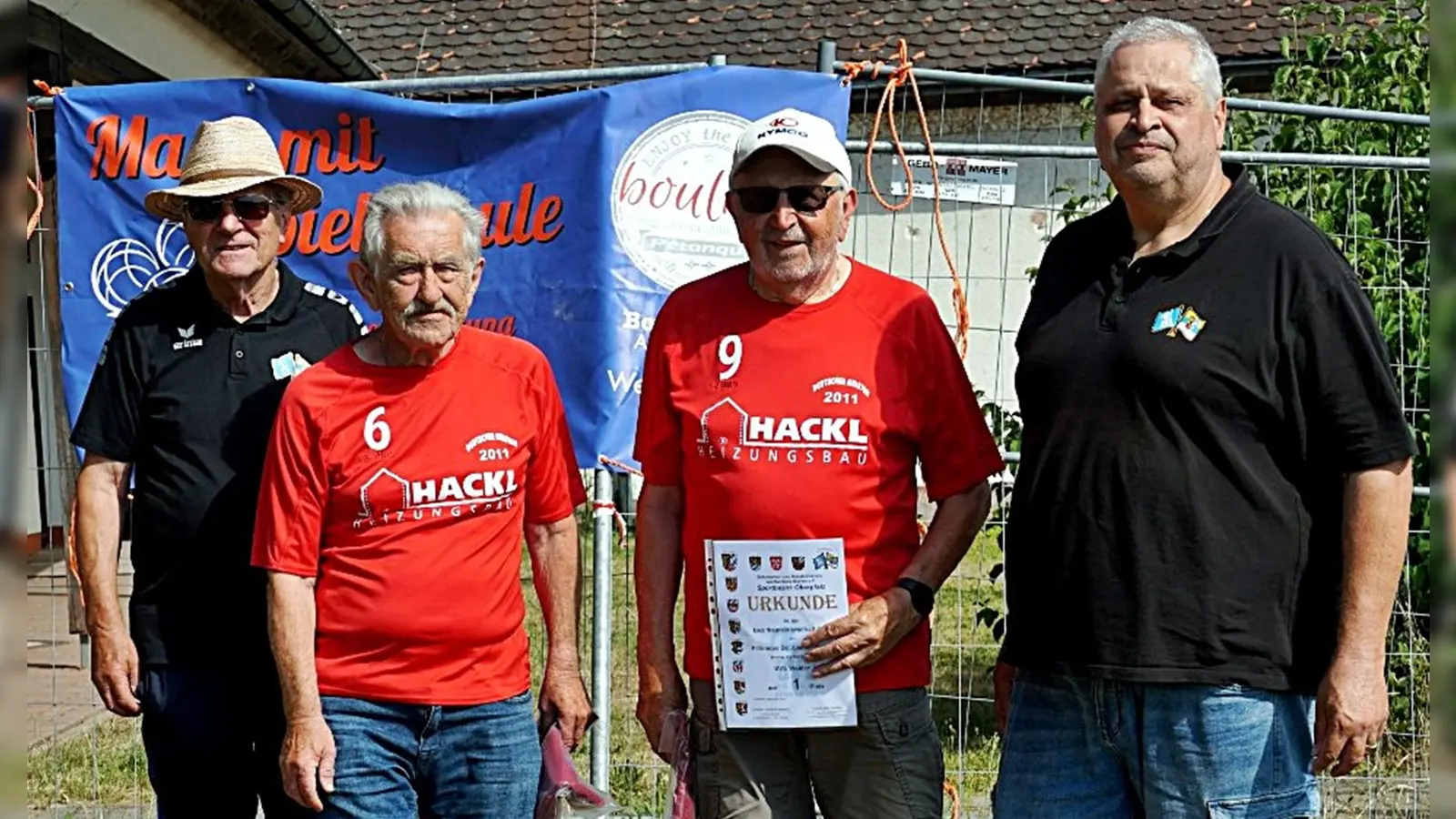 Die erfolgreichen Teams des BVS Weiden bei der Bezirksmeisterschaft in Kemnath: (von links) Bezirkssportwart Josef Pohl, Hans Gilch und Karl Voit und rechts Bezirksfachwart Günter Herbolsheimer feierten den Doublette – Bezirksmeister. (Bild: Reinhard Kreuzer)