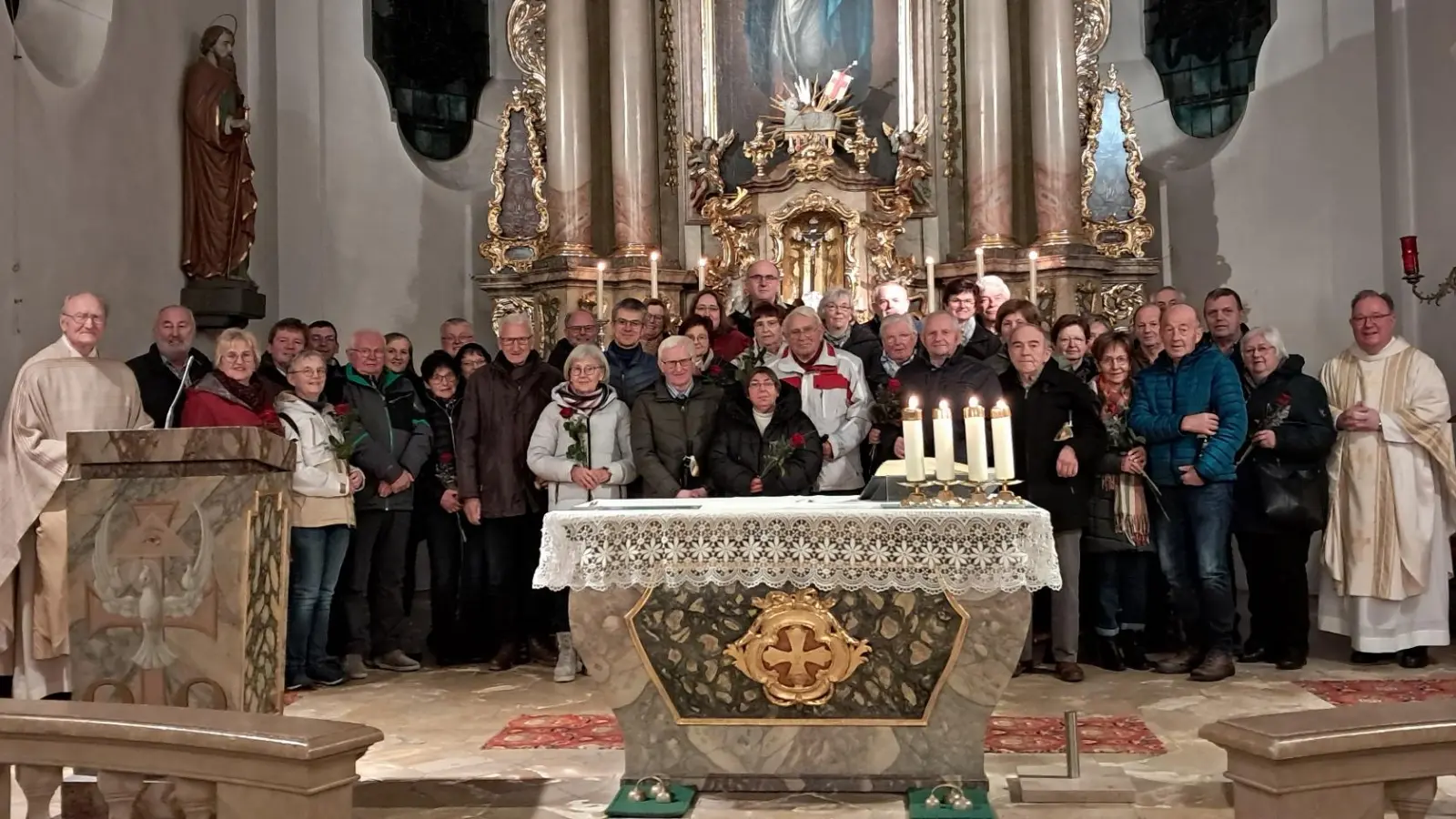 Gruppenbild der Ehejubilare zusammen mit Pfarrer Birner (rechts) und Pfarrer Feichtmeier (links). (Bild: Heidlinger Brigitta)