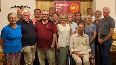 Einige Mitglieder und Gäste der Jahreshauptversammlung der ÖDP Nordoberpfalz mit den Vorstandsmitgliedern Christian Wallmeyer, Kreisrätin Dr. Barbara Kindl, Gabi Lingl, Günther Sparrer sowie den BI-Sprechern Christian Rittner und Hans Riedlbauer. (Bild: Günther Sparrer)