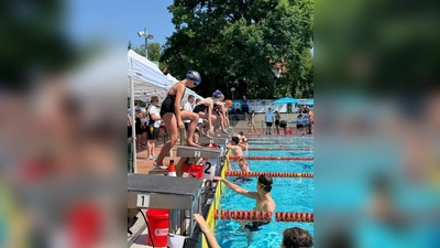 Jede Menge los war dieses Jahr in der Freibadesaison im Hockermühlbad Amberg – hier zum Beispiel beim Kurfürstenbad-Pokal kamen die Menschen nicht nur aus Amberg und der Region Amberg-Sulzbach, um die 50-Meter-Bahn im „Hocko“ zu nutzen. (Bild: Karoline Gajeck-Scheuck)