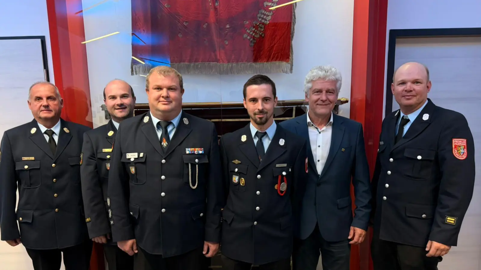 (Von links) KBI Martin List, KBR Marco Saller, 1.Kommandant Felix Müller, 2.Kommandant Patrick Jung, Bürgermeister Robert Lindner, KBM Alexander Klettner (Bild: Marcus Ettl)