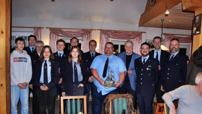 Die Geehrten und Führungskräfte der Lehendorfer Wehr zusammen mit Landrat Richard Reisinger (Vierter von rechts), Kreisbrandinspektor Hans Sperber (Dritter von links) und Bürgermeister Roman Berr (Zweiter von rechts).  (Bild: Leonhard Ehras)