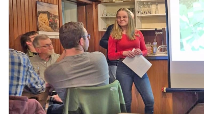 Lena Hagen von der Bayr. Forstverwaltung referiert bei der Jagdversammlung in Spielberg (Bild: Josef Beimler)